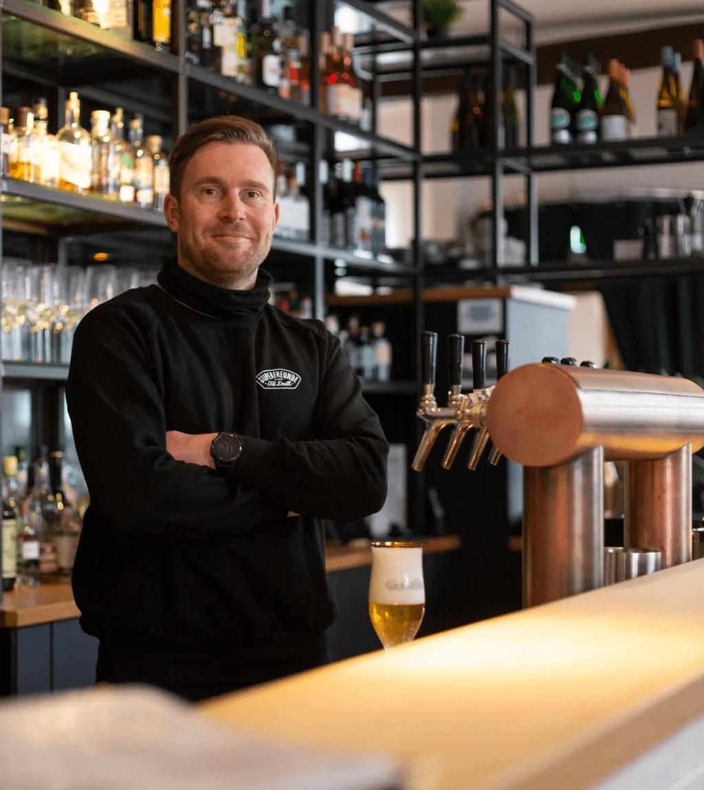 Markus Quadt, ejer af Alte Post — portræt ved baren i sin restaurant